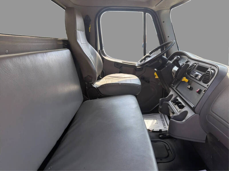 2021 Freightliner M2 106