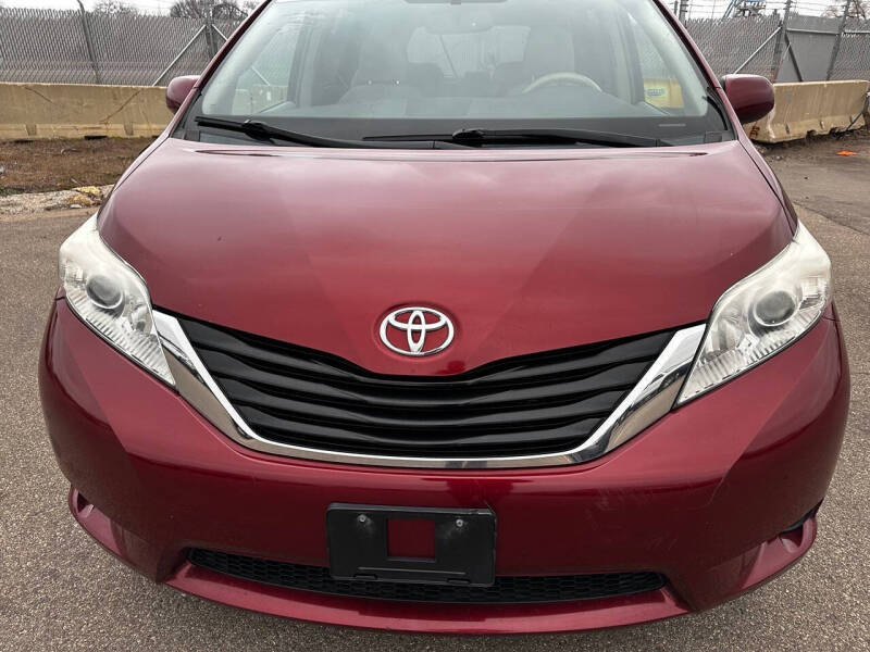 2011 Toyota Sienna LE 8-Passenger