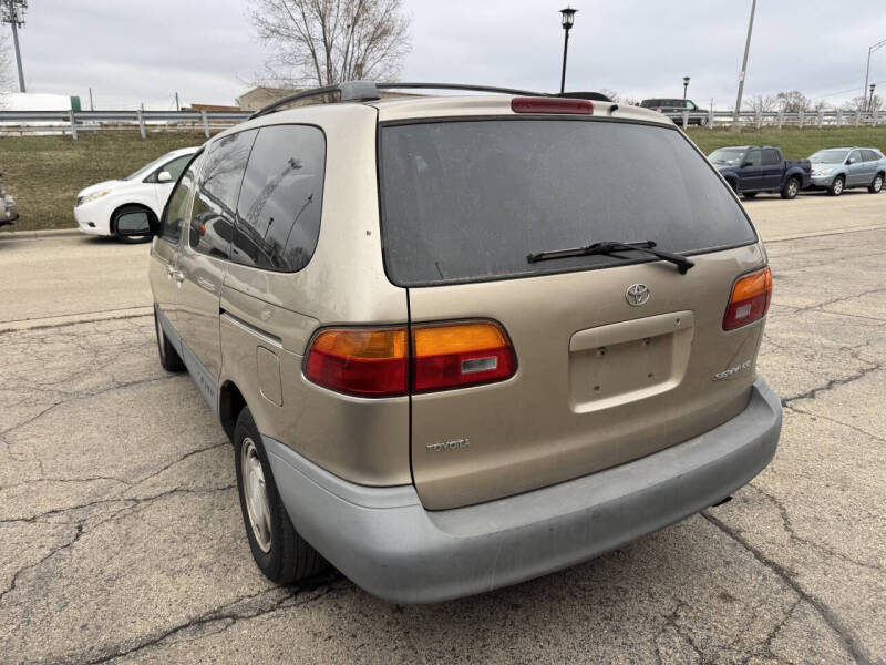 2000 Toyota Sienna LE photo 4