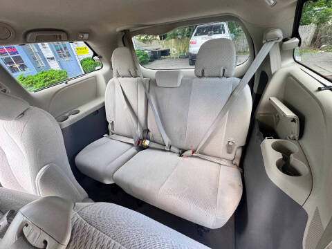 2012 Toyota Sienna LE 8-Passenger