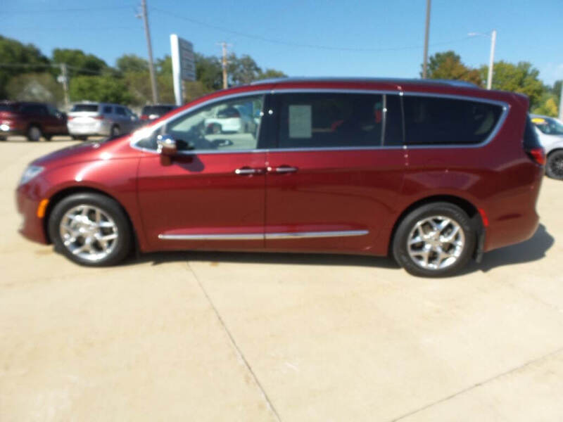 2018 Chrysler Pacifica for sale at WAYNE HALL CHRYSLER JEEP DODGE in Anamosa IA