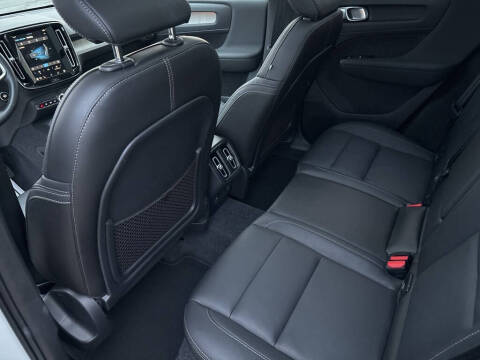 2025 Volvo XC40 B5 Plus Dark Theme