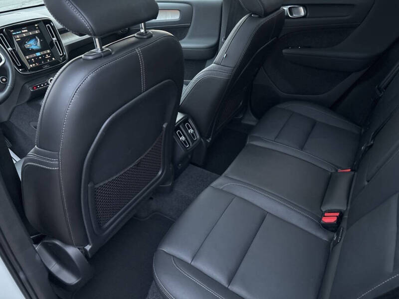 2025 Volvo XC40 B5 Plus Dark Theme