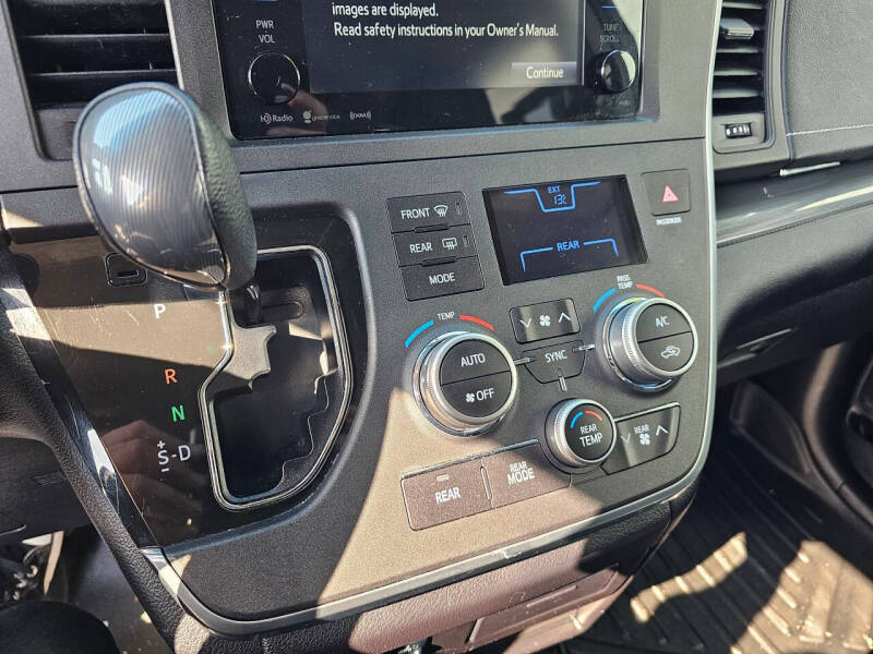 2017 Toyota Sienna SE 8-Passenger