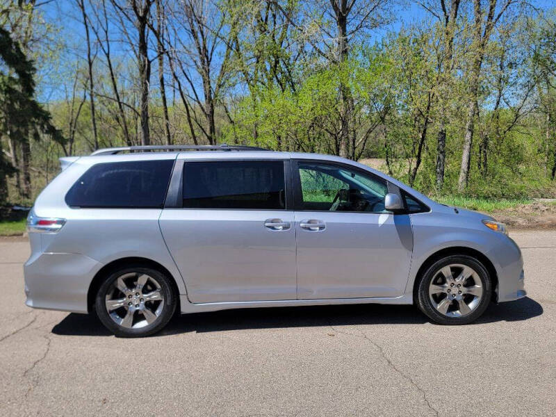 2011 Toyota Sienna SE 8-Passenger