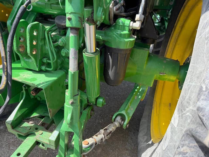 2015 John Deere 6135e