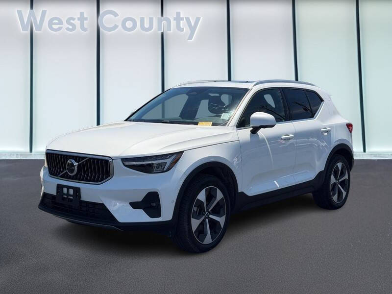 2025 Volvo XC40 B5 Plus Bright Theme