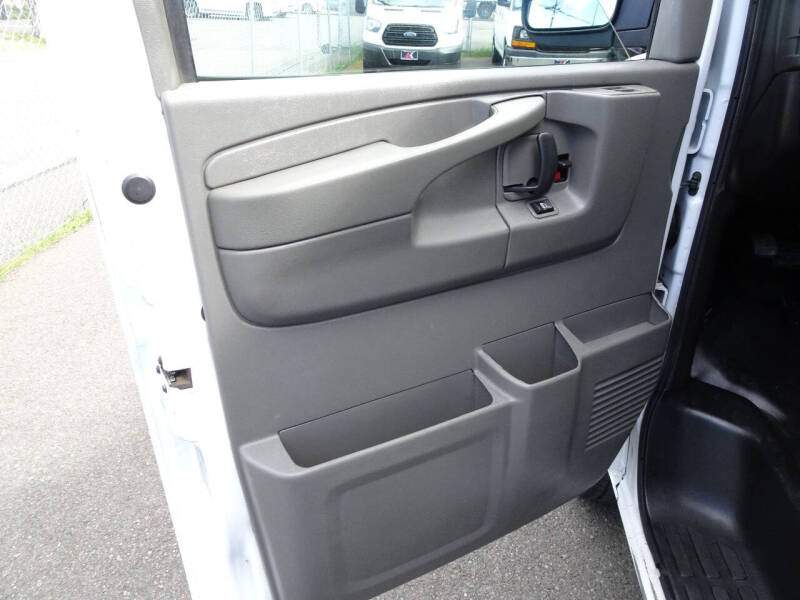 2014 Chevrolet Express Cargo Work Van - Photo 18
