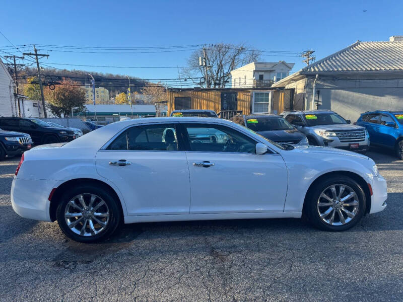 2018 Chrysler 300 Touring photo 7