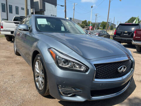 2018 Infiniti Q70 for sale at LLANOS AUTO SALES LLC - LEDBETTER in Dallas TX