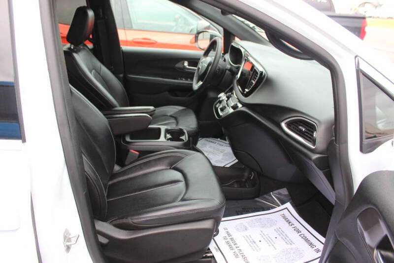 2025 Chrysler Pacifica Select