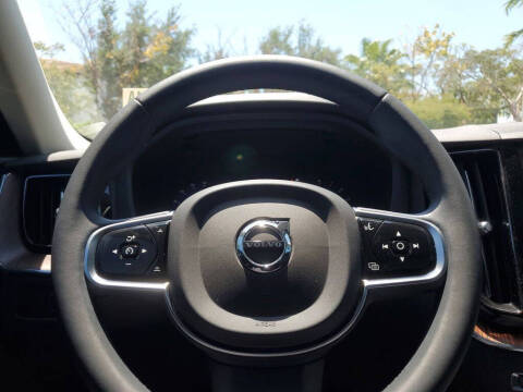 2023 Volvo XC60 B5 Plus Dark Theme