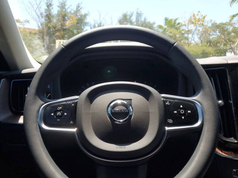 2023 Volvo XC60 B5 Plus Dark Theme