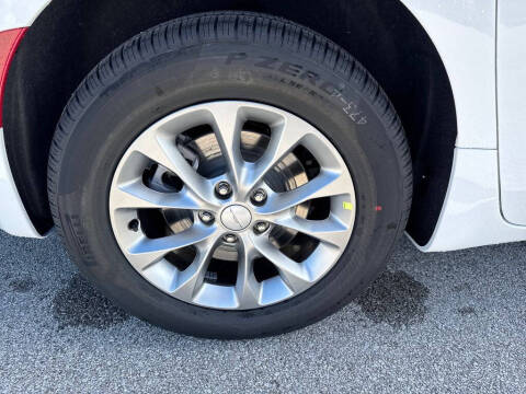 2027 Chrysler Pacifica Select