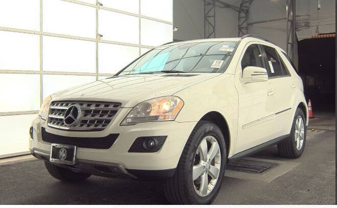 2011 Mercedes-Benz M-Class ML350 photo 2