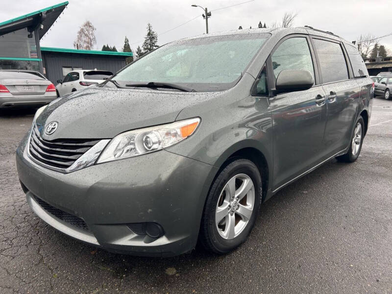 2014 Toyota Sienna LE's photo