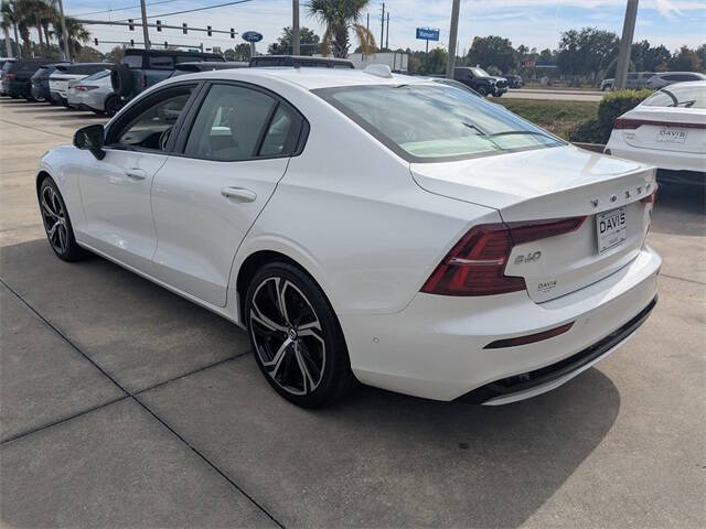 2024 Volvo S60 B5 Plus Dark Theme