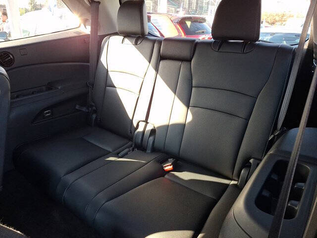 2022 Honda Pilot Touring w/Rear Captain's Chairs