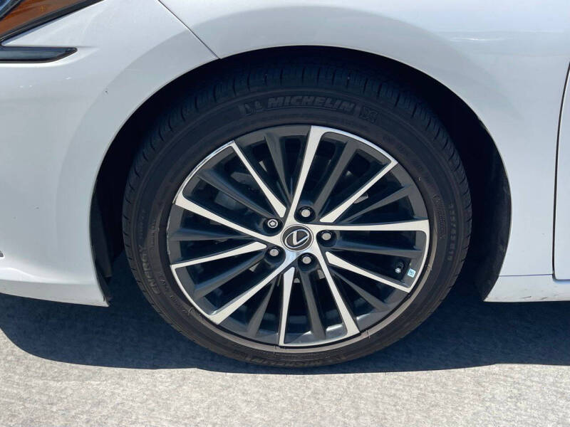 2022 Lexus ES 300h