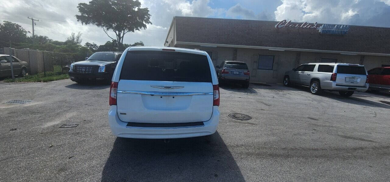 2016 CHRYSLER Town and Country Minivan - $7,950