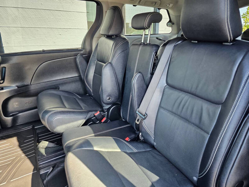 2017 Toyota Sienna SE 8-Passenger