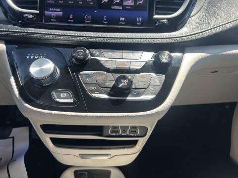 2023 Chrysler Pacifica Plug-In Hybrid Touring L