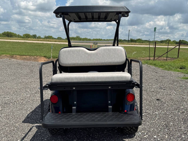 2025 E-Z-GO RXV 4