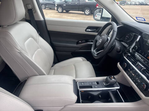 2024 Nissan Pathfinder SL