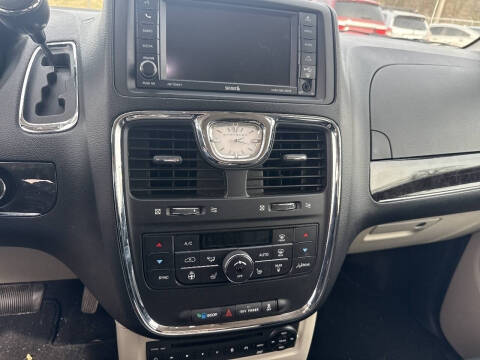 2012 Chrysler Town and Country Touring-L