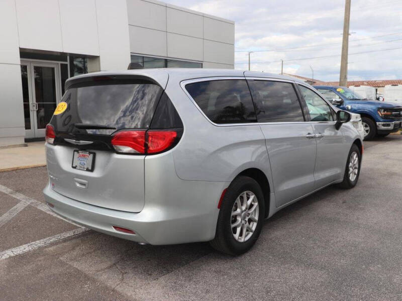 2023 Chrysler Voyager LX