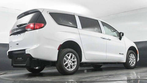 2025 Chrysler Voyager LX