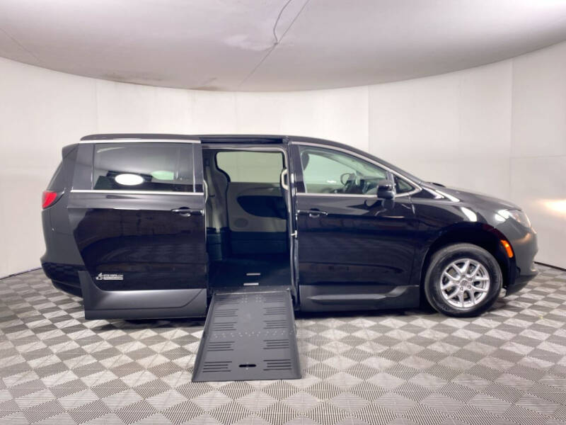 2024 Chrysler Voyager LX