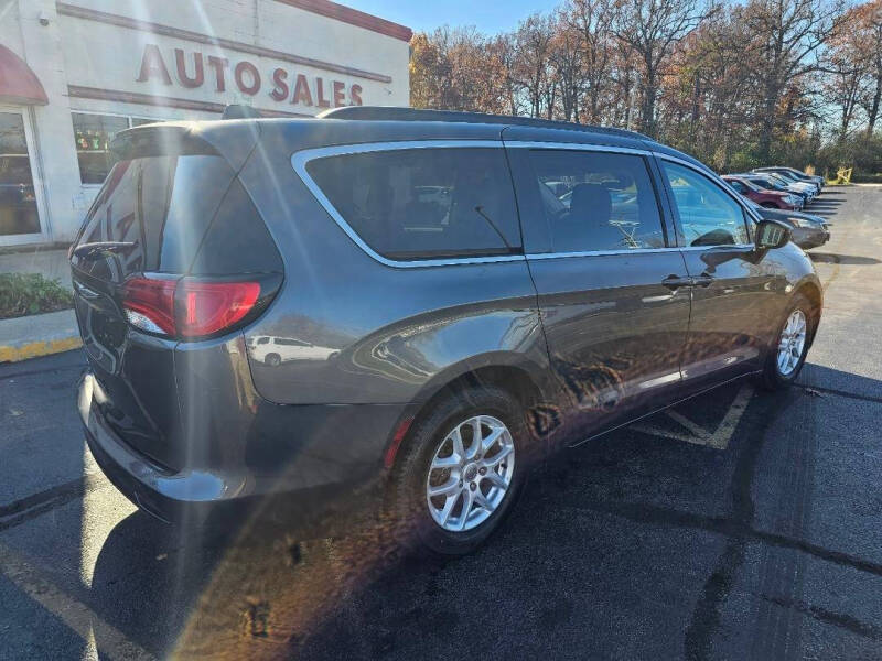 2020 Chrysler Voyager null photo 3