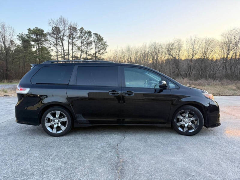 2011 Toyota Sienna SE 8-Passenger