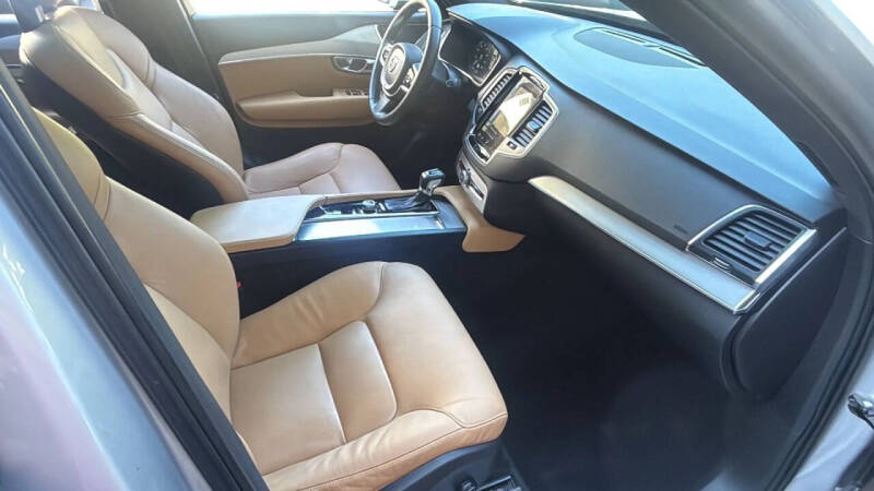 2017 Volvo XC90 T6 Momentum