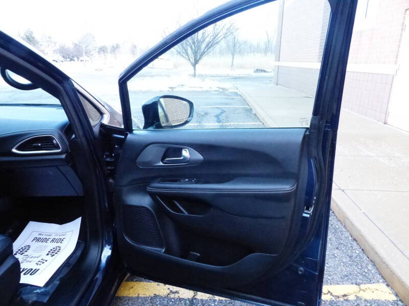 2025 Chrysler Pacifica Select