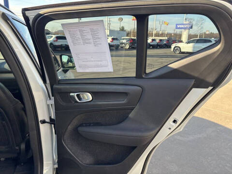 2023 Volvo XC40 B5 Plus Dark Theme