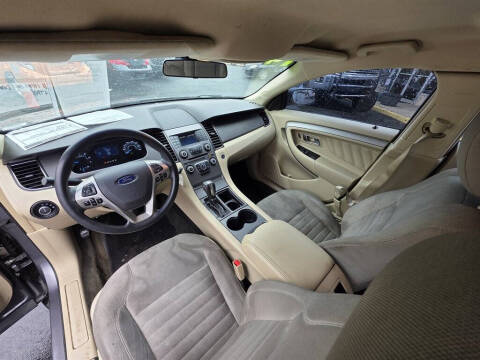 2014 Ford Taurus SE