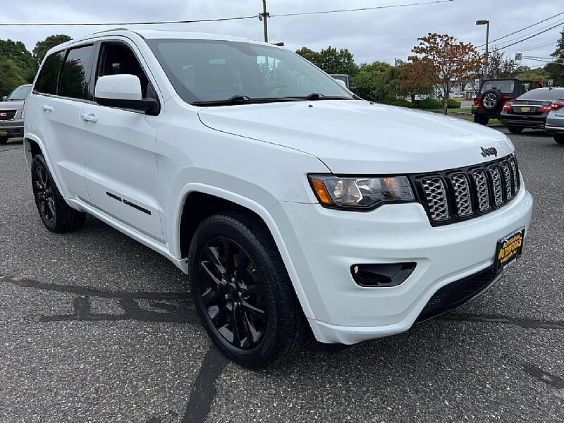 2017 Jeep Grand Cherokee Altitude photo 3