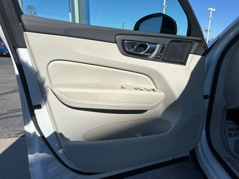 2023 Volvo XC60 B5 Plus Dark Theme