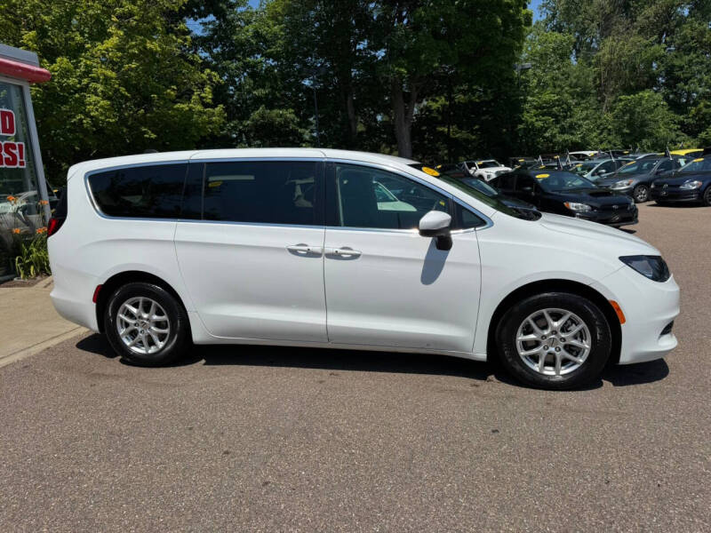2022 Chrysler Voyager LX