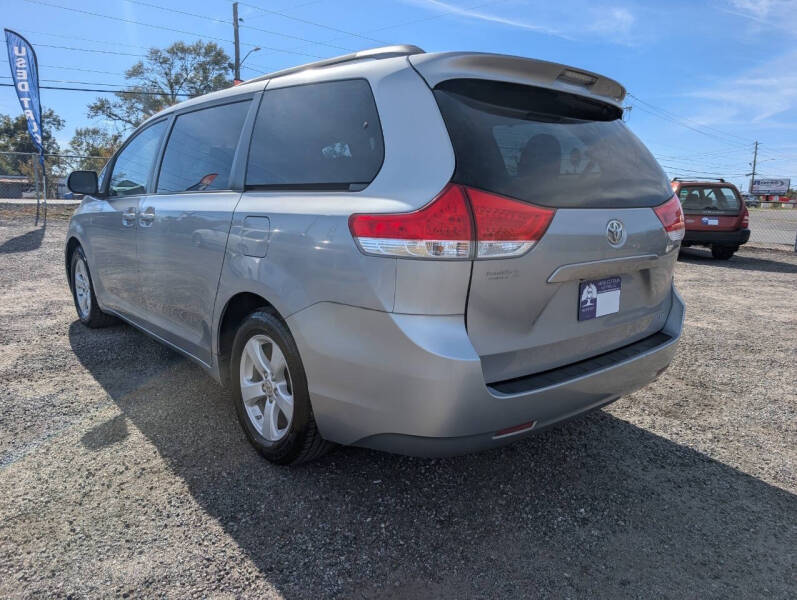 2011 Toyota Sienna LE 7-Passenger Auto Access Seat