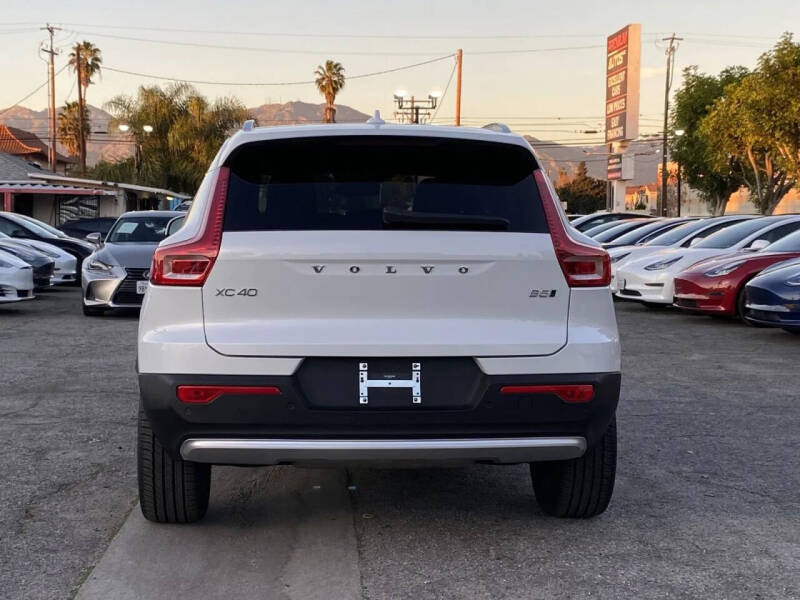 2025 Volvo XC40 B5 Core Bright Theme