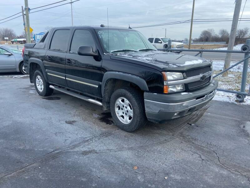 2005 Chevrolet Avalanche for sale at HEDGES USED CARS in Carleton MI