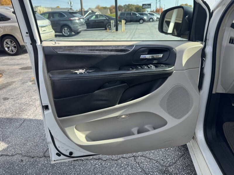 2011 Chrysler Town and Country Touring-L