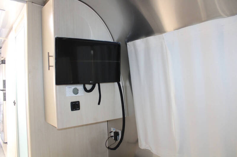 2022 Airstream Flying Cloud 27FB Twin