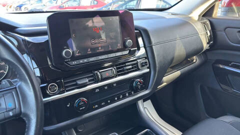 2022 Nissan Pathfinder SV