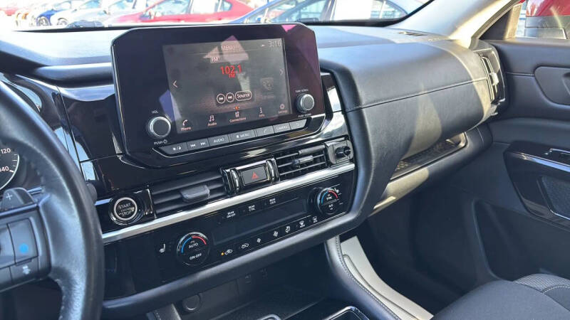 2022 Nissan Pathfinder SV