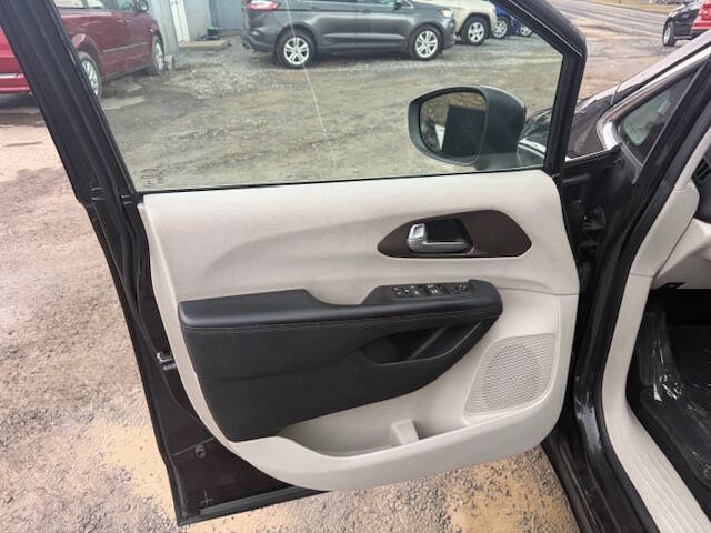 2017 Chrysler Pacifica Touring-L