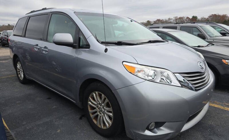 2011 Toyota Sienna XLE's photo